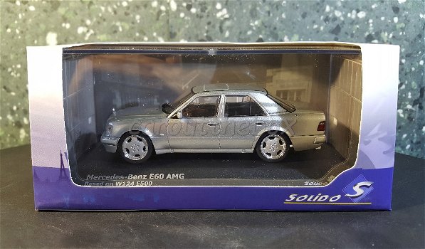 Mercedes-BenzE60 AMG grijs 1/43 Solido Sol063 - 3