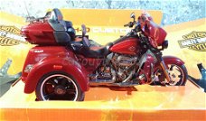 Harley Davidson CVO Tri Glide 2021 rood 1/12 Maisto MA250