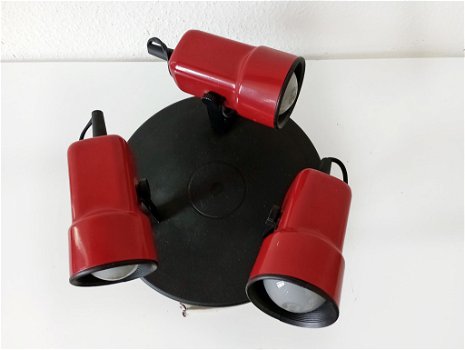Retro plafondlamp met drie rode spotjes - 1