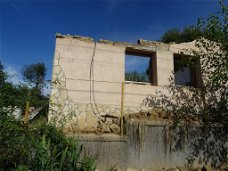 Grondstuk met een ruine in Mosdos