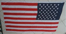 Dunne sjaal met print van Amerikaanse vlag (177 x 105 cm).