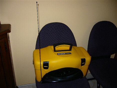 Nieuwe gele koelbox met ingebouwde radio - 2