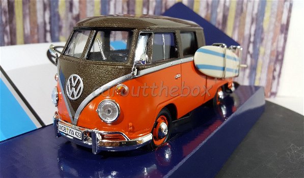 VW T1 type 2 met surf plank bruin/oranje 1/24 Motormax Mo038 - 1