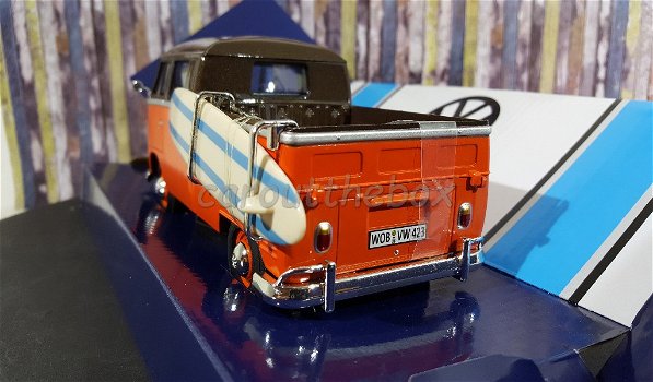 VW T1 type 2 met surf plank bruin/oranje 1/24 Motormax Mo038 - 2