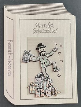 FELICITATIE --- Man op een stapel cadeaus - 2