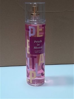 Bodymist nieuw Petals in Bloom 235 ml. - 0