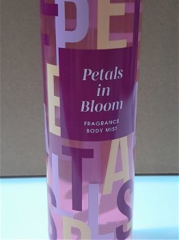 Bodymist nieuw Petals in Bloom 235 ml. - 1