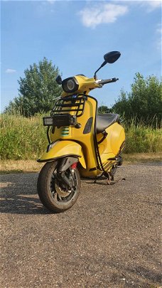 Mooie full option Vespa sprint scooter