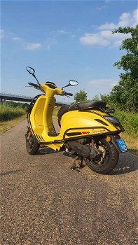 Mooie full option Vespa sprint scooter - 7