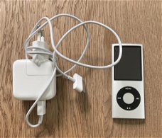 Apple iPod Nano 4e Generatie A1285 8G Zilver/Zwart + Apple oplader