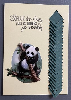 DIEREN --- Pandabeer met een boomstam - 0