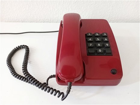 retro rode telefoon met druktoetsen - 0