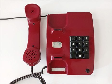 retro rode telefoon met druktoetsen - 2