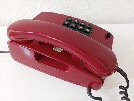 retro rode telefoon met druktoetsen - 3