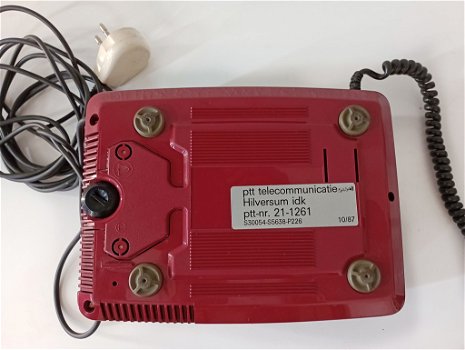 retro rode telefoon met druktoetsen - 4