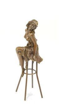 Pikant bronzen beeld van een topless dame op barkruk - 0