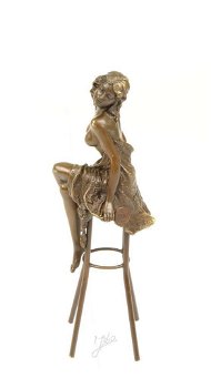 Pikant bronzen beeld van een topless dame op barkruk - 1