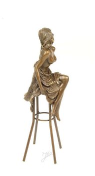 Pikant bronzen beeld van een topless dame op barkruk - 5