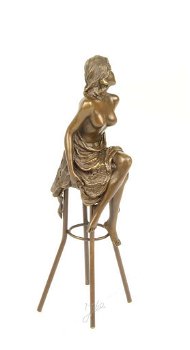Pikant bronzen beeld van een topless dame op barkruk - 6