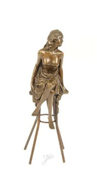 Pikant bronzen beeld van een topless dame op barkruk - 7
