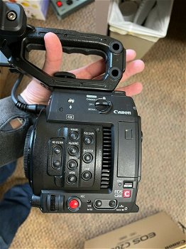 Canon EOS C200B Cinema Camera with Accessory Kit (EF-Mount)Professional - 2