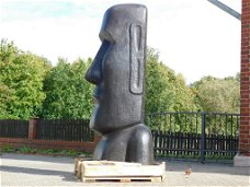 heel groot beeld , moai