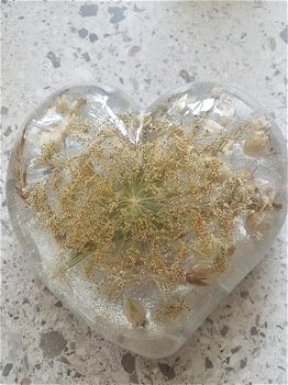 Prachtige bloemen in epoxy hars hart gegoten - 1