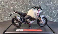 Ducati DesertX wit 1/18 Maisto