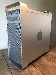 Mac Pro 4.1 uit 2009 Type A 1289. Serienummer CK9380E520H en Apple Time Capsule Enz.