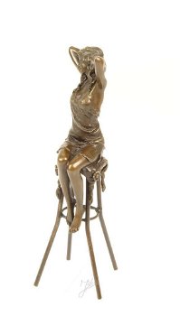 beeld van een Dame op barkruk-brons-beeld , kado - 2
