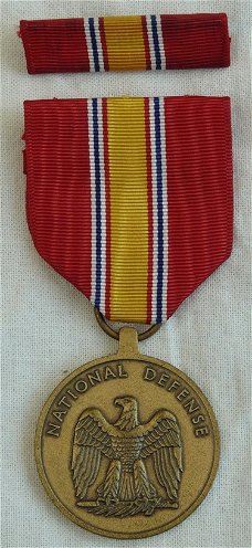 Medaille, United States Armed Forces, National Defense Service Medal, met lint & baton, jaren'60.(1)