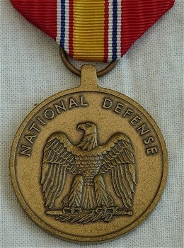 Medaille, United States Armed Forces, National Defense Service Medal, met lint & baton, jaren'60.(1) - 1
