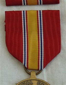 Medaille, United States Armed Forces, National Defense Service Medal, met lint & baton, jaren'60.(1) - 2