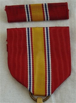 Medaille, United States Armed Forces, National Defense Service Medal, met lint & baton, jaren'60.(1) - 3