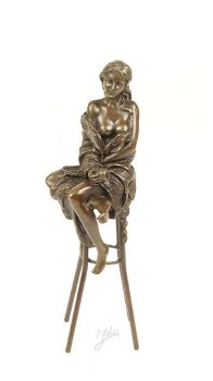 Een bronzen beeld , topless dame op barkruk , pikant - 1