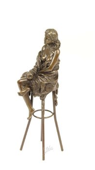 Een bronzen beeld , topless dame op barkruk , pikant - 2