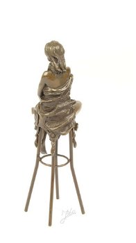 Een bronzen beeld , topless dame op barkruk , pikant - 4