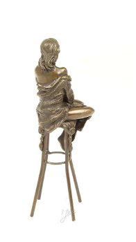 Een bronzen beeld , topless dame op barkruk , pikant - 5