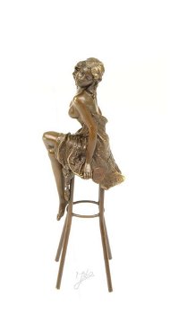 Pikant bronzen beeld van een topless dame - 1