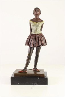 Een bronzen sculptuur van een danseresje , danseres