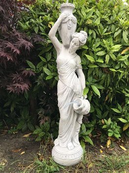 wit stenen beeld vrouw met waterpartij , fontein - 5