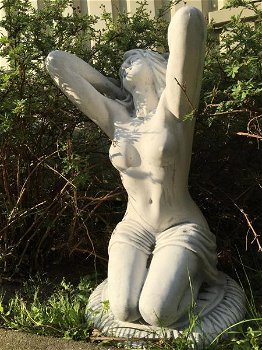 knielende vrouw , pikant , tuinbeeld - 2