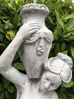 tuinbeeld , fontein als dame - 3