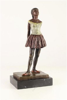 Een bronzen sculptuur van een danseresje-brons-beeld