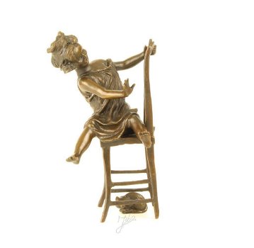 brons beeld , kind op stoel - 0