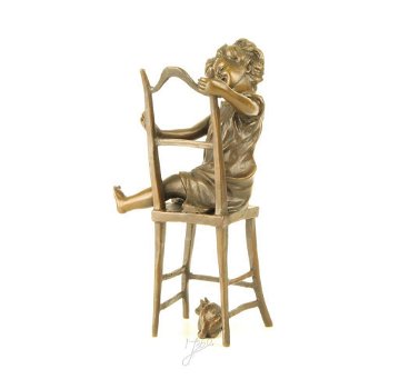 brons beeld , kind op stoel - 2