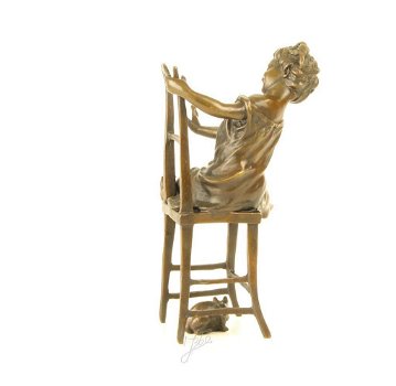 brons beeld , kind op stoel - 3
