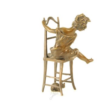 brons beeld , kind op stoel - 4