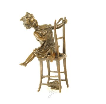 brons beeld , kind op stoel - 7