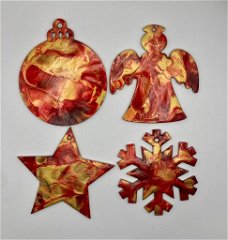 Set kerstfiguren rood goud acrylverf gegoten.